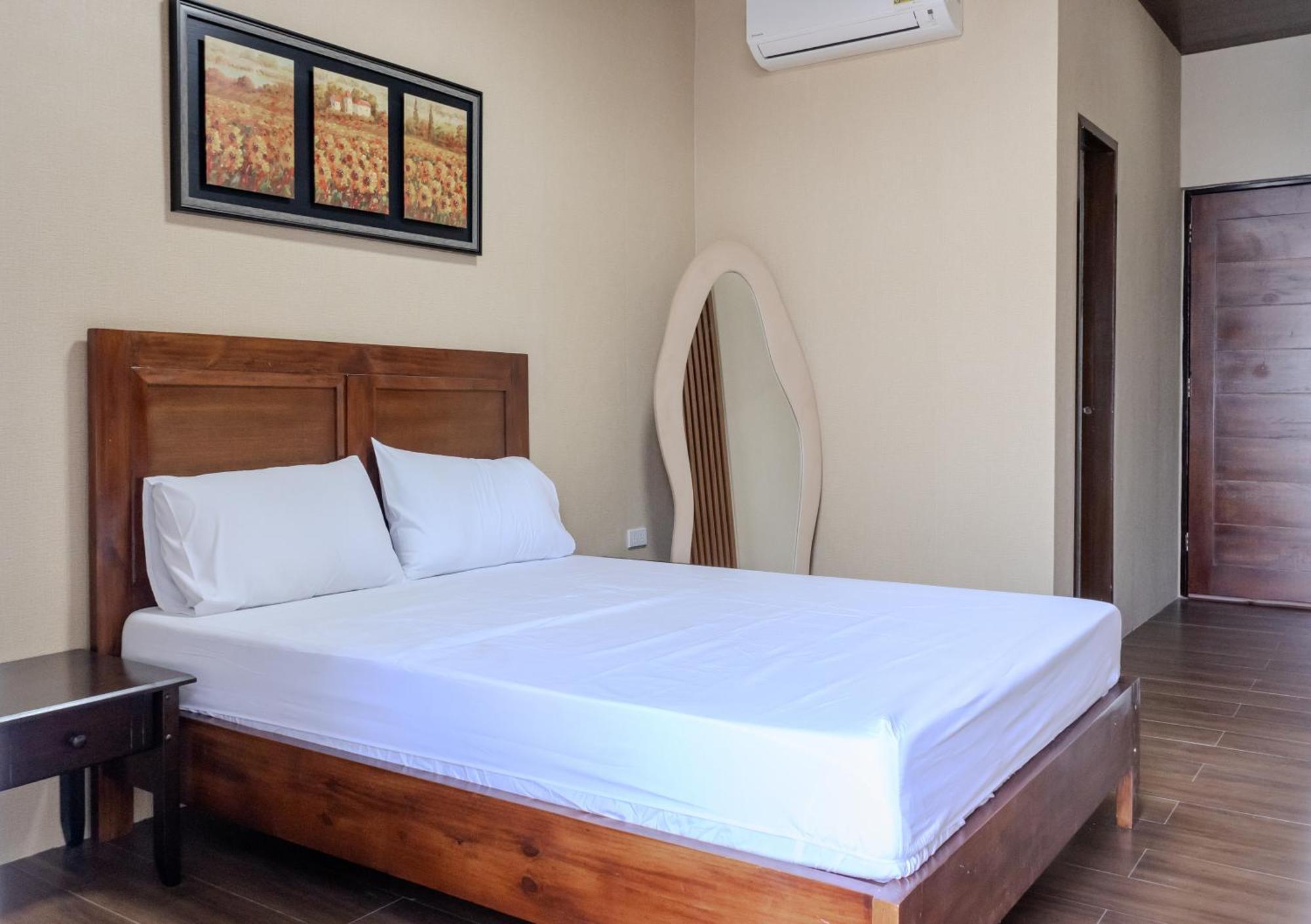 A Poolside Cafe Resort Magalang Kültér fotó